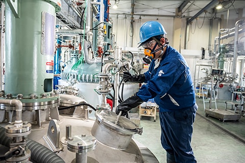 工場で作業する男性スタッフ