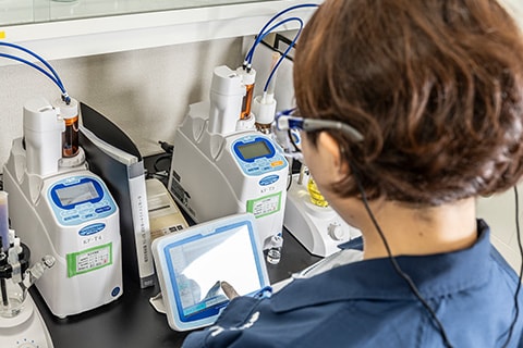 機器を操作する女性スタッフ